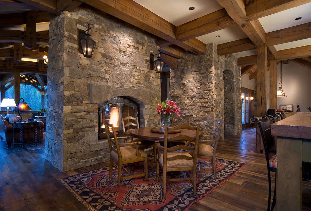 Cette photo montre une salle à manger ouverte sur la cuisine montagne avec un sol en bois brun.