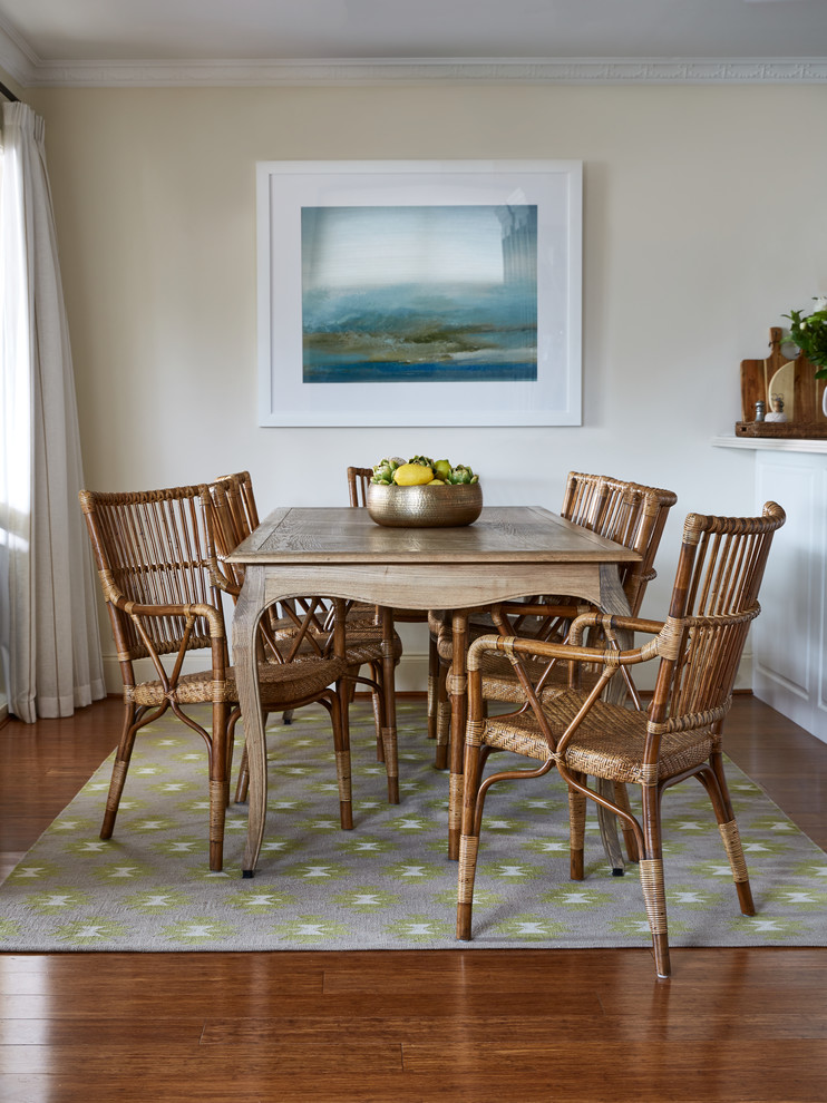 Ispirazione per una sala da pranzo aperta verso la cucina country con pareti beige, pavimento in bambù e pavimento marrone