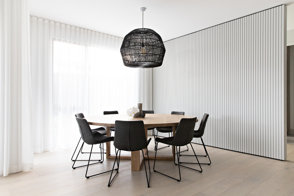 Стильный дизайн: столовая в современном стиле с белыми стенами, светлым паркетным полом и бежевым полом - последний тренд