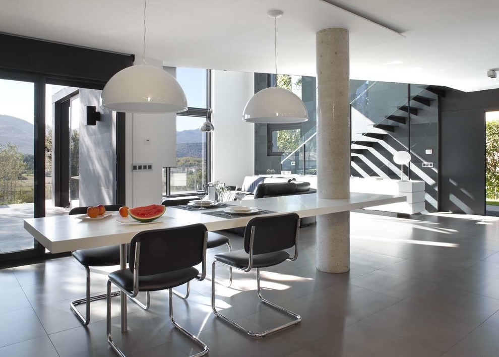 Свежая идея для дизайна: большая гостиная-столовая в современном стиле с белыми стенами - отличное фото интерьера
