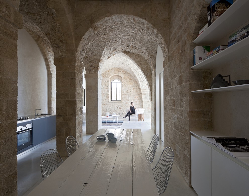 Ispirazione per una sala da pranzo aperta verso il soggiorno moderna con pareti beige