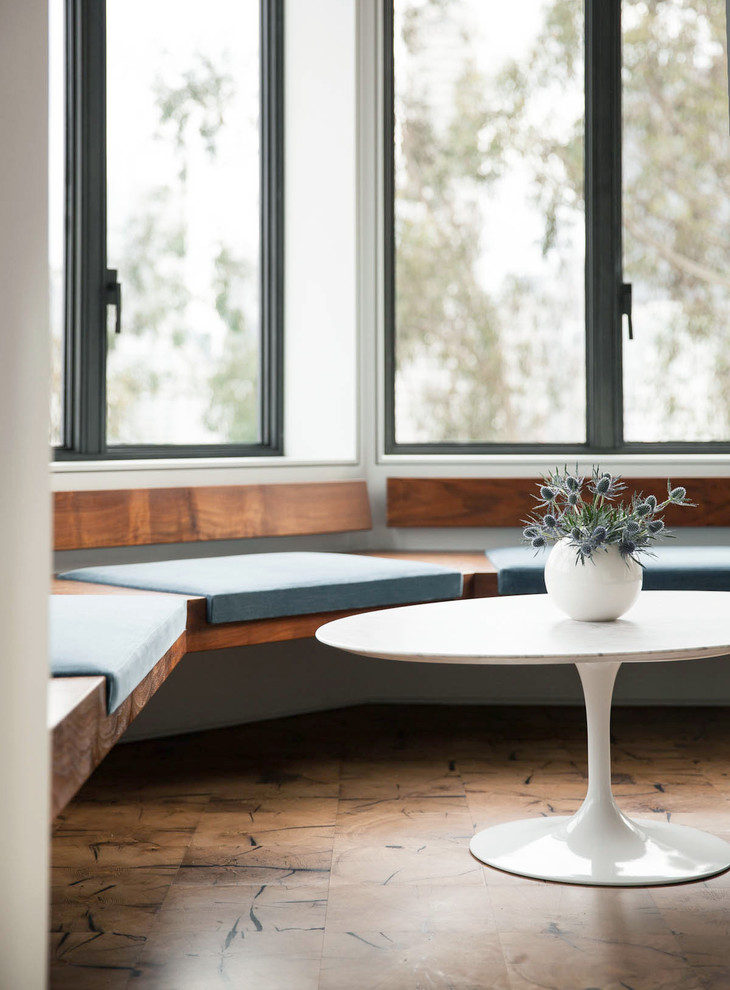 Ejemplo de comedor moderno grande con paredes blancas y suelo de madera en tonos medios