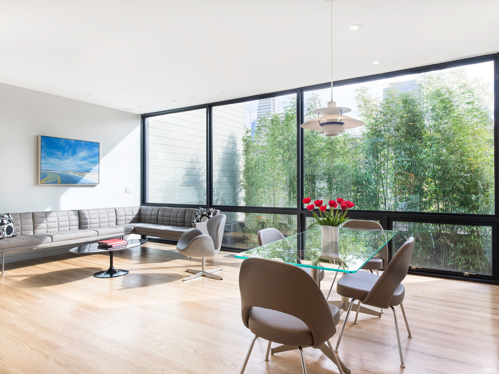 Пример оригинального дизайна: гостиная-столовая в стиле модернизм с светлым паркетным полом, серыми стенами и бежевым полом