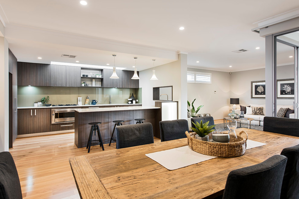 Inspiration pour une salle à manger ouverte sur la cuisine design avec un sol en bois brun.