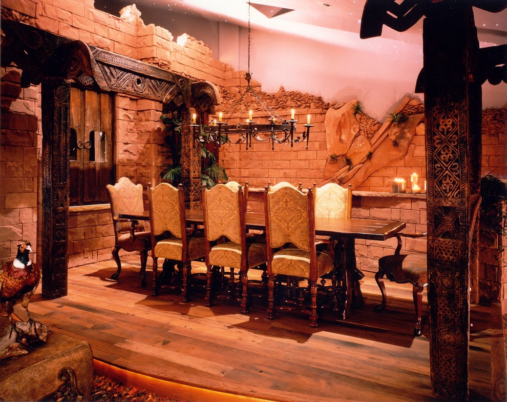 Modelo de comedor rústico grande cerrado con paredes beige y suelo de madera en tonos medios