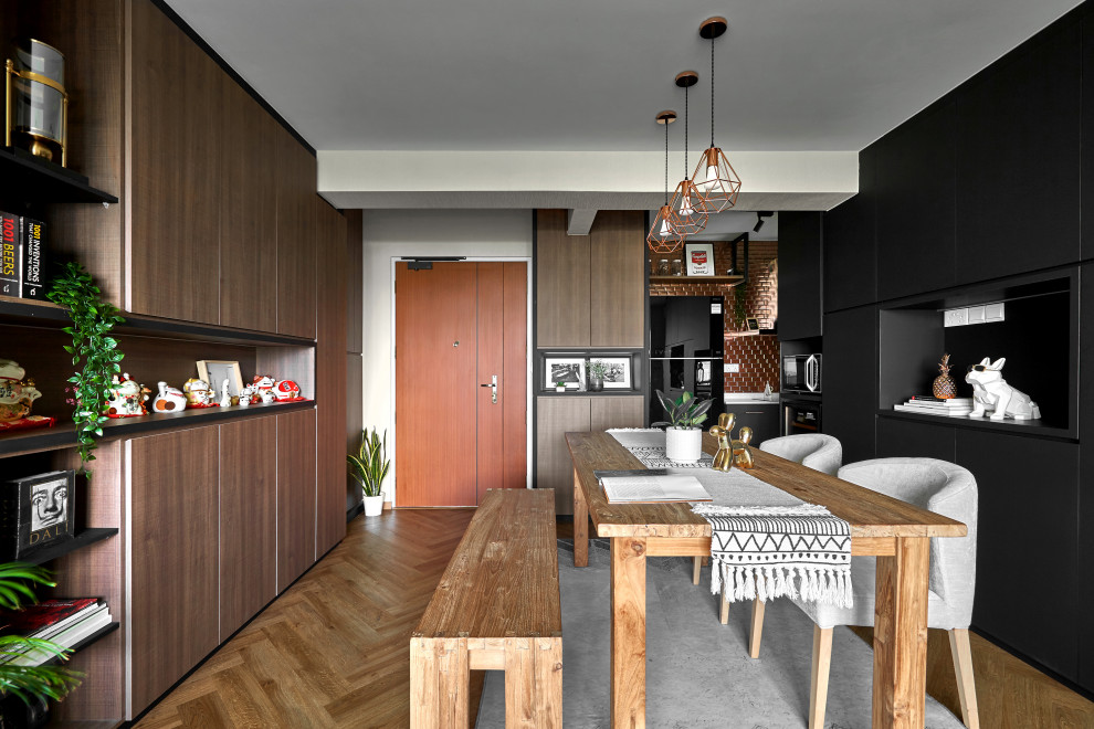 Источник вдохновения для домашнего уюта: столовая в современном стиле с белыми стенами, паркетным полом среднего тона и коричневым полом