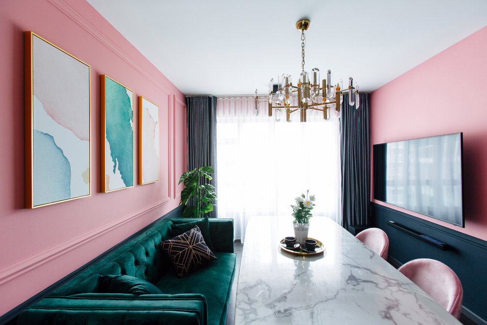 Geschlossenes Klassisches Esszimmer ohne Kamin mit rosa Wandfarbe in Singapur