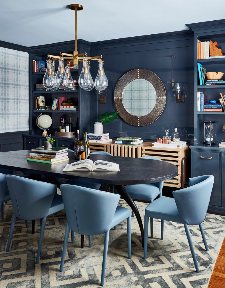 Свежая идея для дизайна: отдельная столовая среднего размера в стиле неоклассика (современная классика) с синими стенами, паркетным полом среднего тона и коричневым полом - отличное фото интерьера