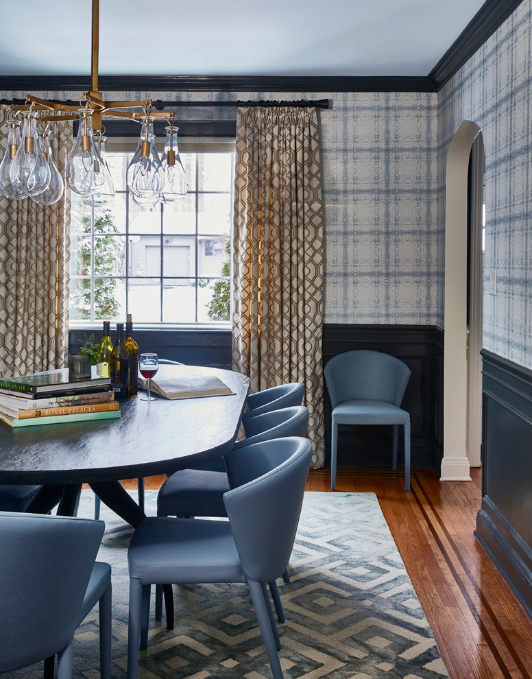 Ispirazione per una sala da pranzo chic chiusa e di medie dimensioni con pareti blu e pavimento in legno massello medio
