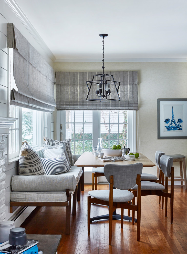 Klassische Wohnküche mit beiger Wandfarbe, braunem Holzboden und braunem Boden in New York