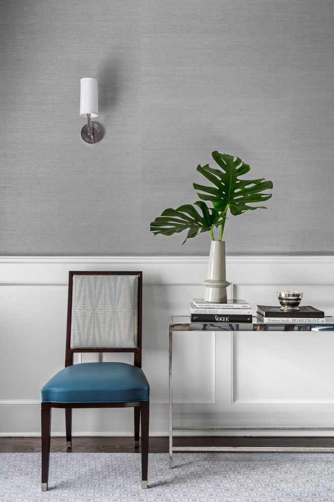 Источник вдохновения для домашнего уюта: столовая в стиле неоклассика (современная классика) с серыми стенами, ковровым покрытием, серым полом и обоями на стенах