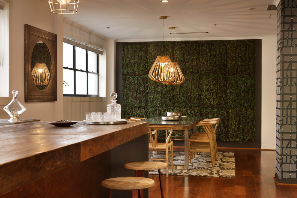 Idée de décoration pour une salle à manger ouverte sur la cuisine design avec un sol en bois brun.