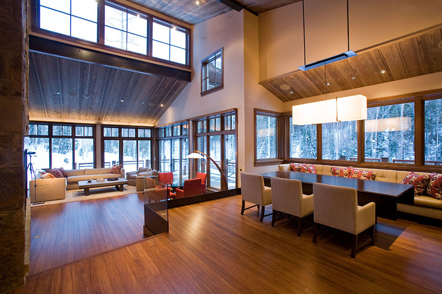 Cette image montre une très grande salle à manger ouverte sur le salon urbaine avec un mur blanc, parquet en bambou et aucune cheminée.