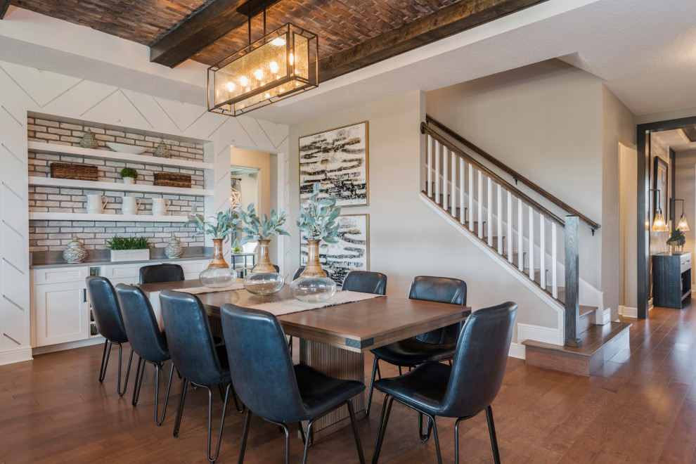 Idee per una sala da pranzo chic con pareti beige, pavimento in legno massello medio, nessun camino, pavimento marrone, travi a vista, soffitto in legno e pannellatura