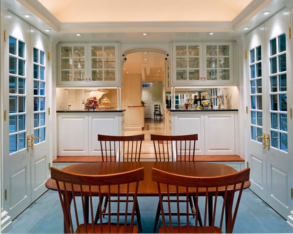 Источник вдохновения для домашнего уюта: большая отдельная столовая в классическом стиле с ковровым покрытием и синим полом без камина