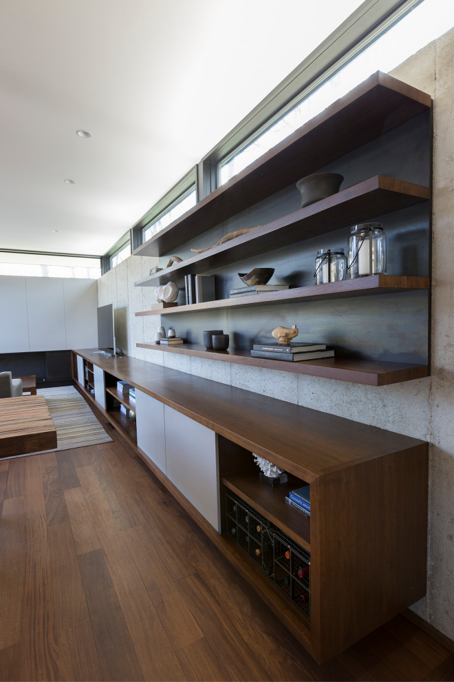 Idee per una piccola sala da pranzo aperta verso la cucina minimalista con pareti multicolore, pavimento in legno massello medio e pavimento marrone