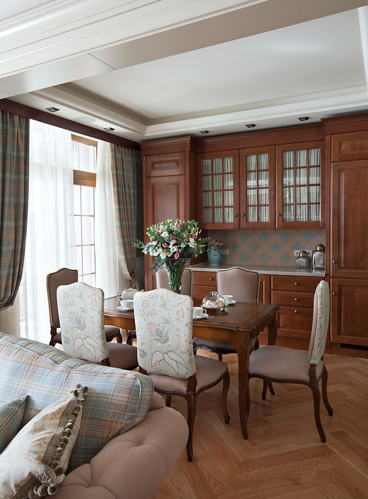 Свежая идея для дизайна: гостиная-столовая в классическом стиле с паркетным полом среднего тона - отличное фото интерьера