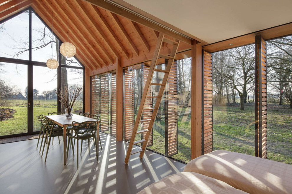 Источник вдохновения для домашнего уюта: маленькая гостиная-столовая в стиле модернизм с коричневыми стенами и бетонным полом без камина для на участке и в саду