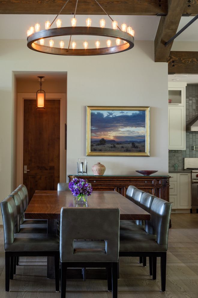 Esempio di una grande sala da pranzo aperta verso la cucina classica con pareti beige e pavimento in legno massello medio