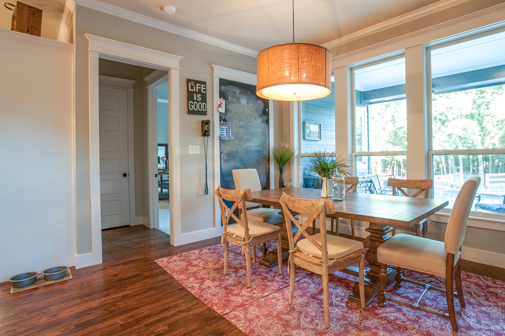 Mittelgroße Landhaus Wohnküche mit grauer Wandfarbe und braunem Holzboden in Dallas