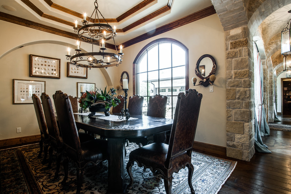 Réalisation d'une salle à manger ouverte sur la cuisine tradition avec un mur beige et un sol en bois brun.