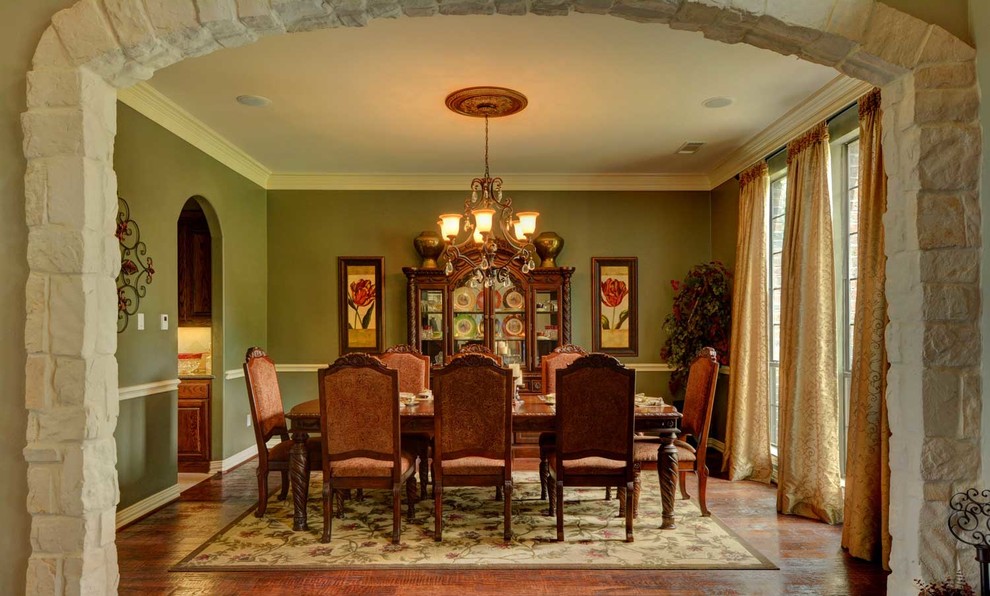 Geschlossenes, Mittelgroßes Klassisches Esszimmer ohne Kamin mit grüner Wandfarbe und dunklem Holzboden in Dallas