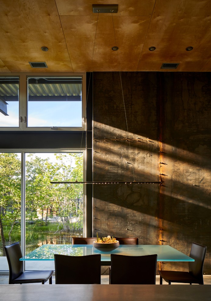 Свежая идея для дизайна: столовая среднего размера в стиле неоклассика (современная классика) с бетонным полом - отличное фото интерьера