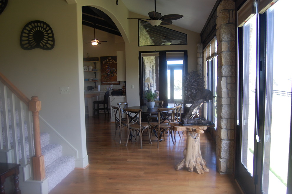 Ispirazione per una sala da pranzo aperta verso la cucina rustica di medie dimensioni con pareti beige e pavimento in vinile
