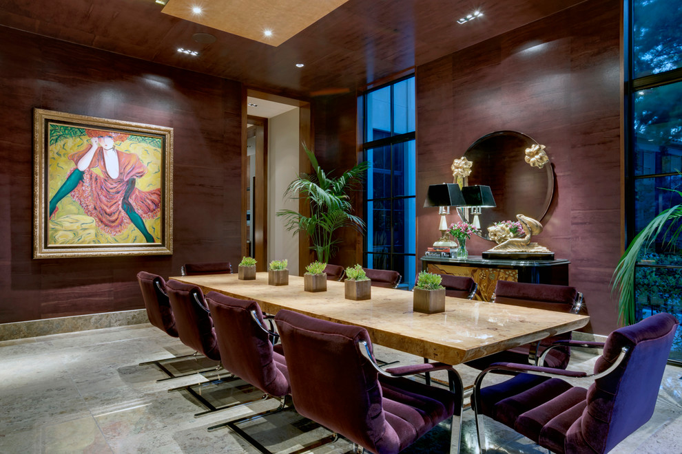 Modernes Esszimmer mit brauner Wandfarbe in Dallas