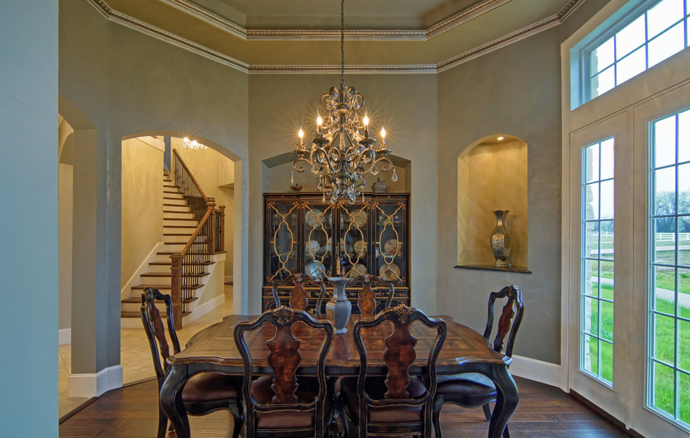 Cette photo montre une salle à manger de taille moyenne et fermée avec un mur gris, un sol en bois brun et un sol marron.