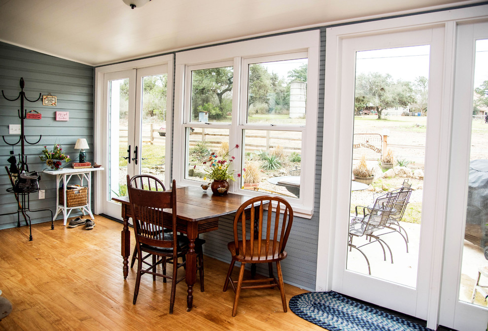 Offenes, Mittelgroßes Landhaus Esszimmer mit grauer Wandfarbe, dunklem Holzboden und braunem Boden in Austin
