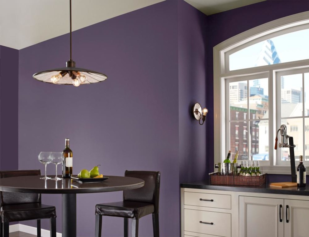 Ispirazione per una sala da pranzo aperta verso la cucina industriale con pareti viola
