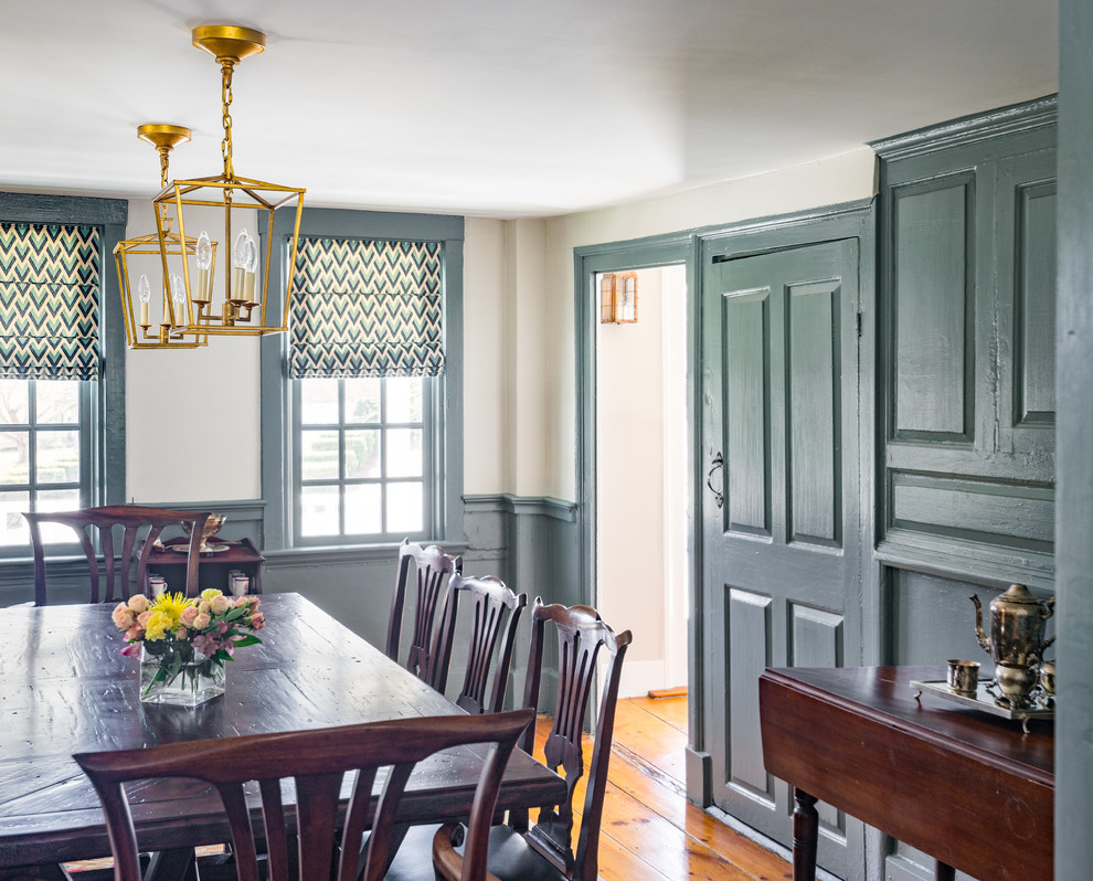 Ispirazione per una sala da pranzo aperta verso la cucina country di medie dimensioni con pareti blu e parquet chiaro