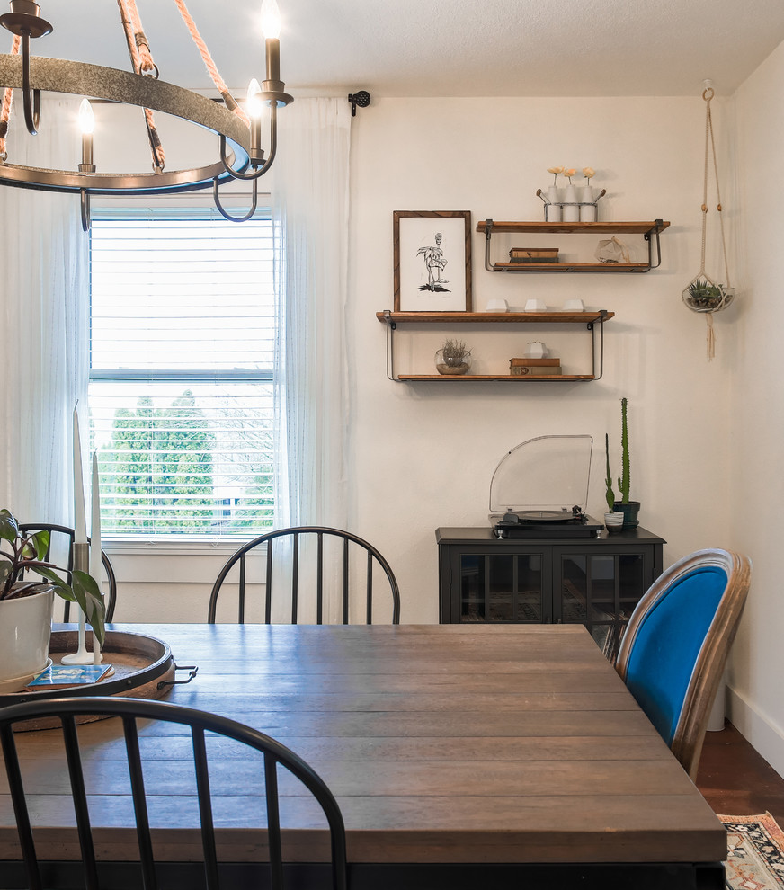 Modelo de comedor de cocina de estilo de casa de campo pequeño con paredes blancas, suelo de madera en tonos medios y suelo marrón