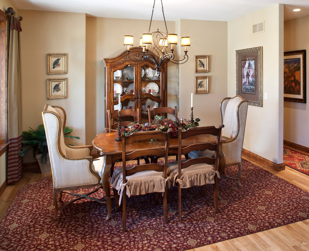 Klassische Wohnküche ohne Kamin mit beiger Wandfarbe und hellem Holzboden in Milwaukee