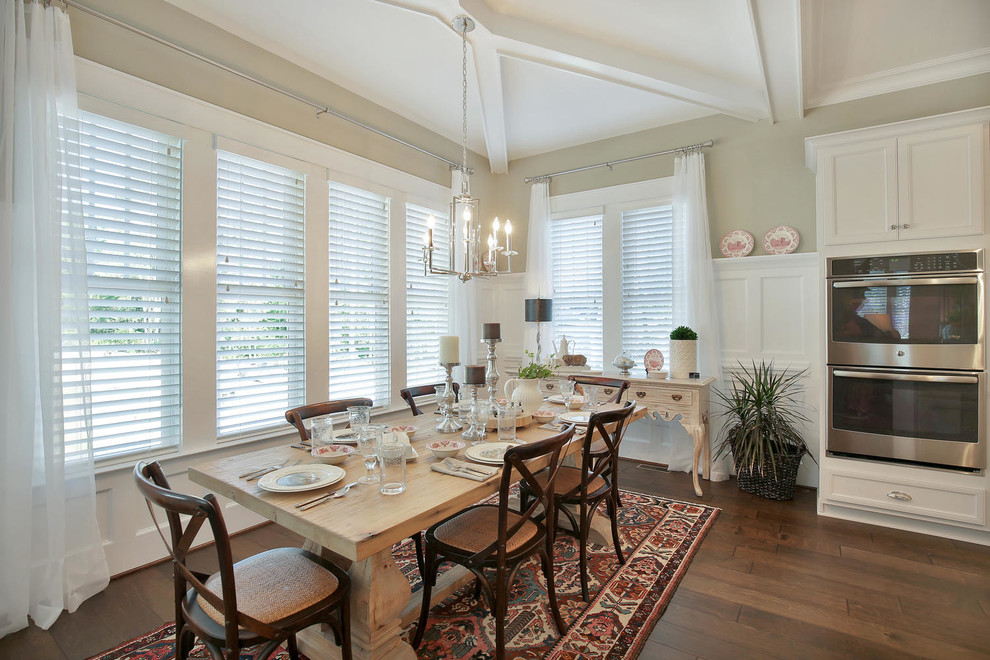 Inspiration pour une salle à manger ouverte sur la cuisine craftsman de taille moyenne avec un mur beige, parquet foncé et aucune cheminée.