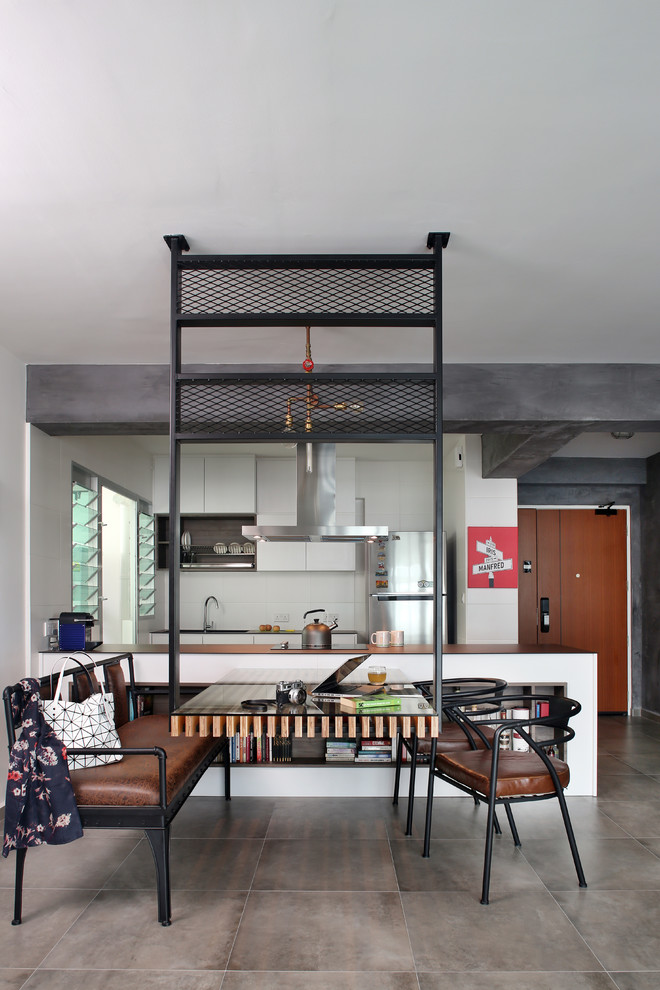 На фото: столовая в стиле лофт с серыми стенами и бетонным полом с