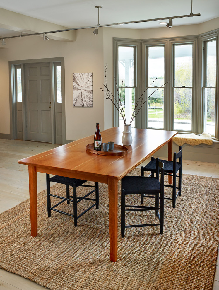 Ispirazione per una sala da pranzo aperta verso il soggiorno scandinava di medie dimensioni con pareti beige, parquet chiaro e pavimento grigio