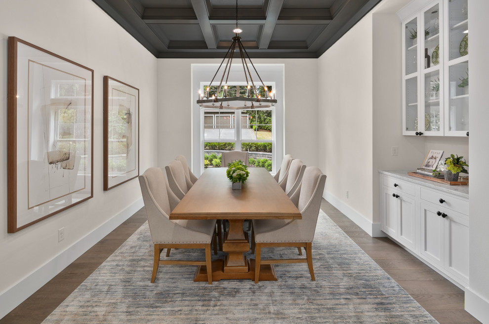 Idee per una grande sala da pranzo stile americano chiusa con pareti bianche, pavimento in legno massello medio, pavimento marrone e soffitto a cassettoni