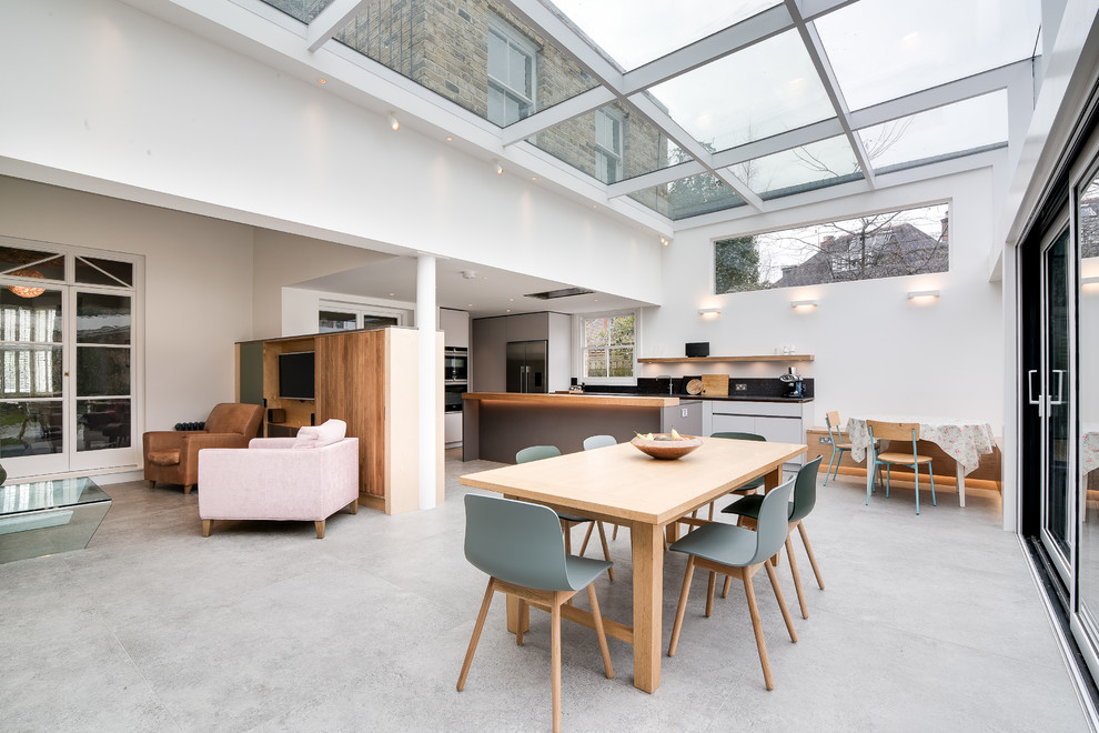 Offenes, Großes Modernes Esszimmer ohne Kamin mit Keramikboden, grauem Boden und weißer Wandfarbe in London