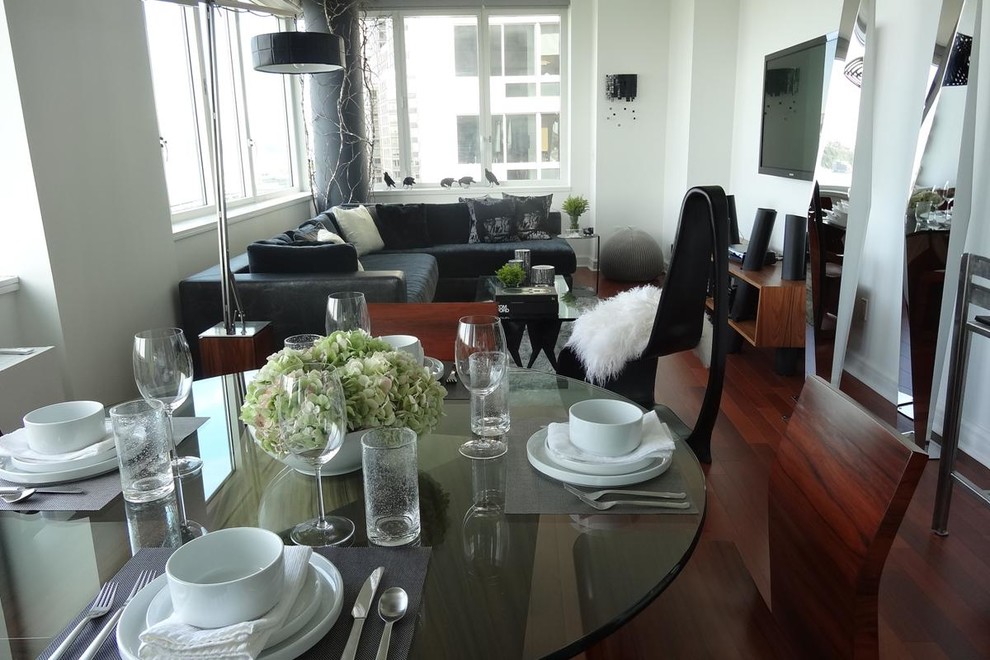 Foto di una grande sala da pranzo aperta verso la cucina moderna con pareti bianche, parquet scuro e pavimento marrone