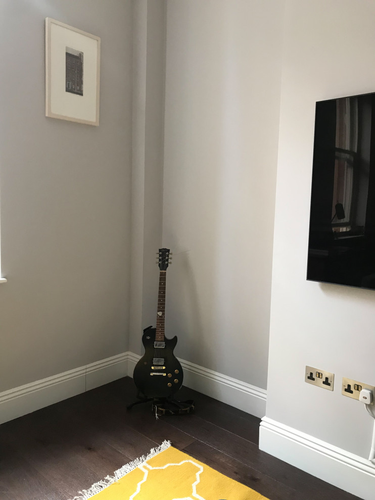 ダブリンにある高級な広いインダストリアルスタイルのおしゃれなLDK (グレーの壁、無垢フローリング、茶色い床) の写真