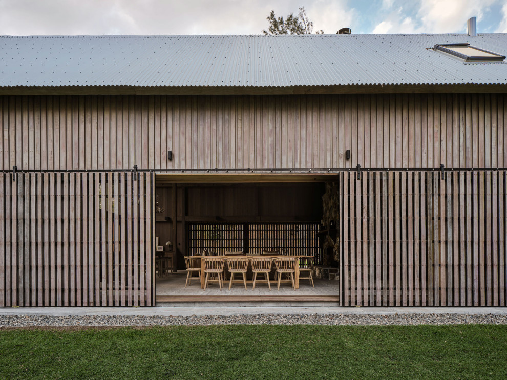 Foto de comedor de estilo de casa de campo de tamaño medio abierto con suelo de pizarra, todas las chimeneas, marco de chimenea de piedra y suelo gris