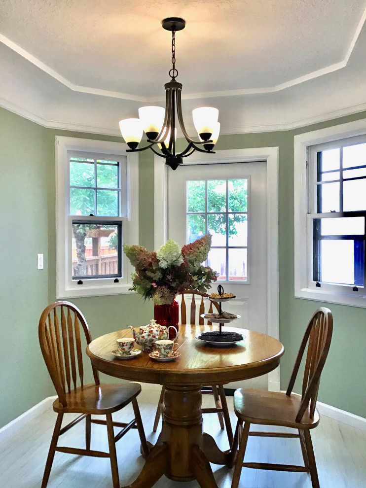 Пример оригинального дизайна: столовая среднего размера в классическом стиле с с кухонным уголком, зелеными стенами, пробковым полом, белым полом и кессонным потолком