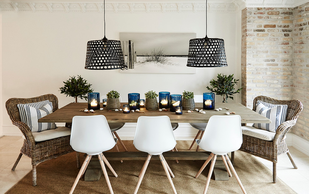 Idee per una sala da pranzo aperta verso la cucina stile marino di medie dimensioni con pareti bianche e pavimento in travertino
