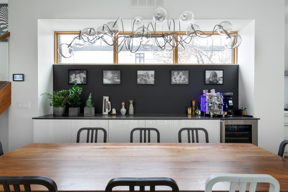 Foto de comedor de cocina minimalista de tamaño medio sin chimenea con paredes blancas, suelo de madera en tonos medios y suelo marrón
