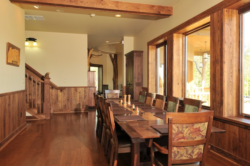 Foto di una sala da pranzo aperta verso il soggiorno stile rurale di medie dimensioni con pareti beige, pavimento in legno massello medio e nessun camino