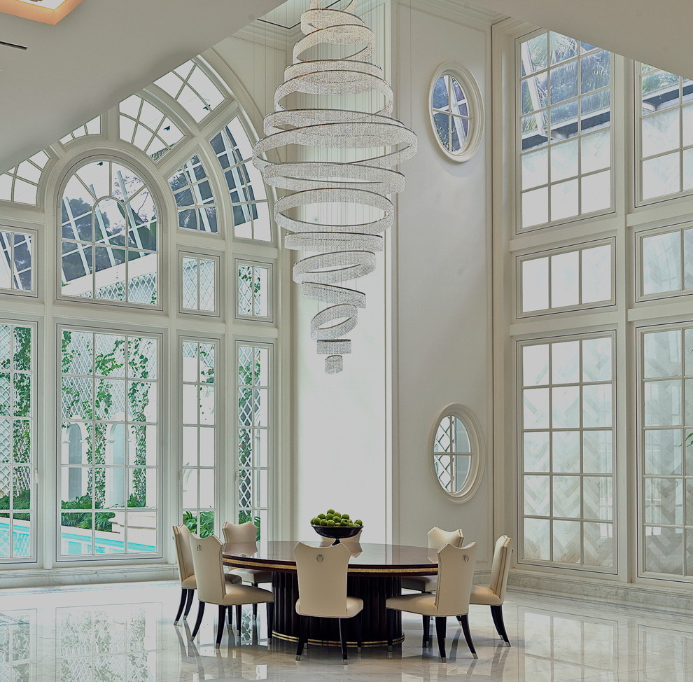 Foto di un'ampia sala da pranzo aperta verso la cucina classica con pareti bianche, pavimento in marmo e pavimento bianco