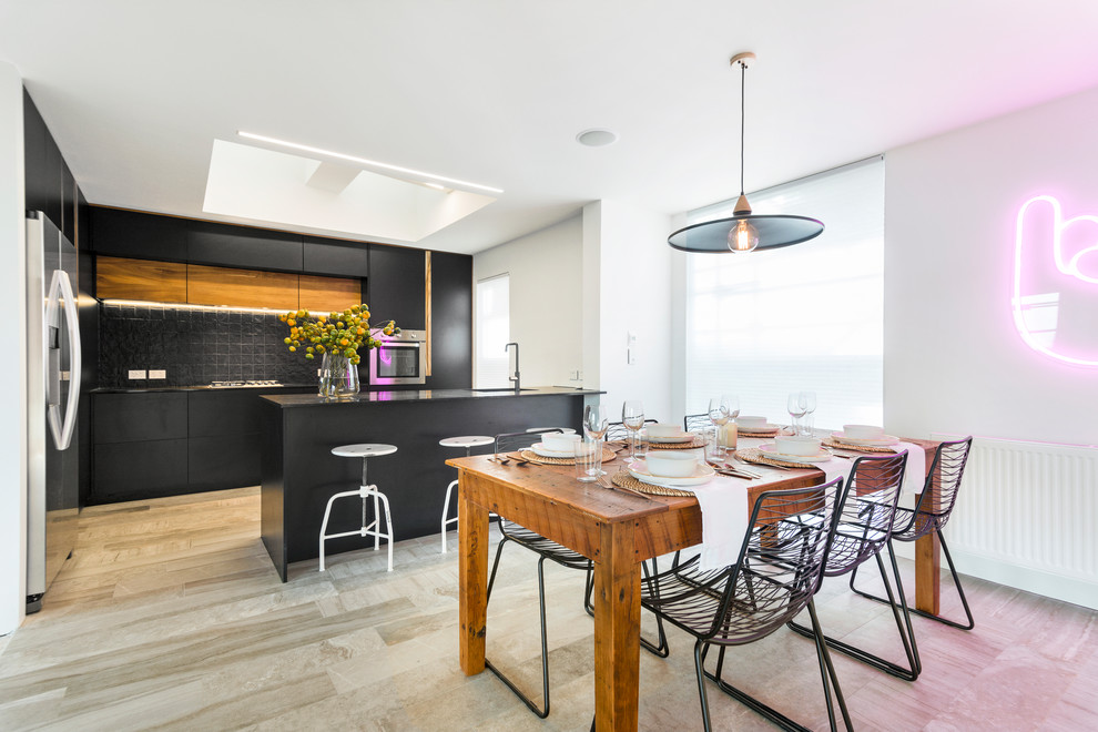 Foto di una sala da pranzo aperta verso la cucina minimal con pareti bianche e pavimento marrone
