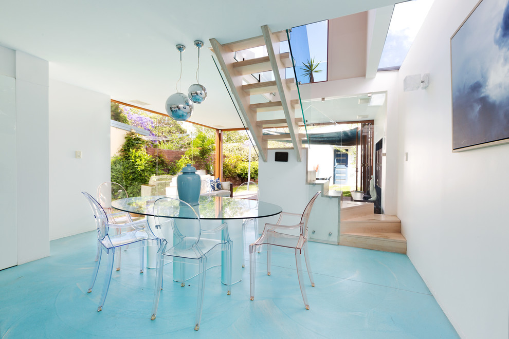 На фото: гостиная-столовая в современном стиле с белыми стенами и синим полом